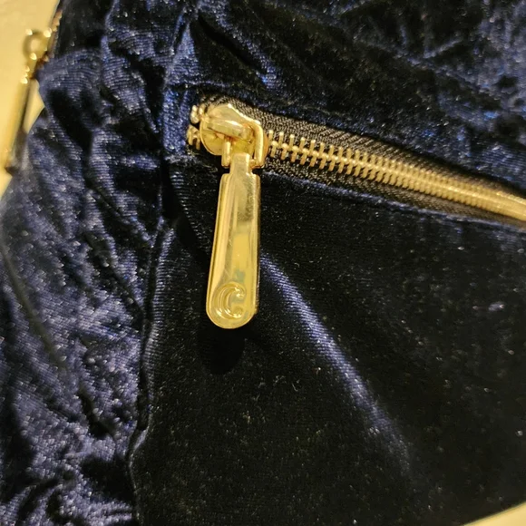 π EUC Navy Quilt Velvet Backpack - Picture 5 of 11